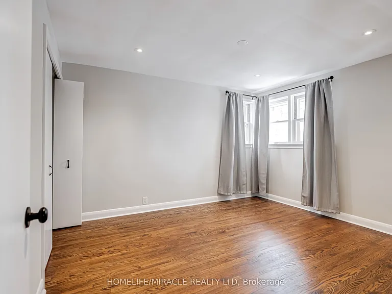 34 Elizabeth St S #A — Photo 9