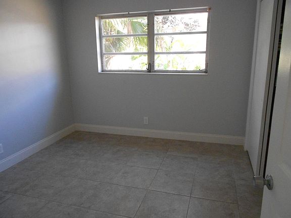 3rd image of 404 SE 4th Ave APT 4
