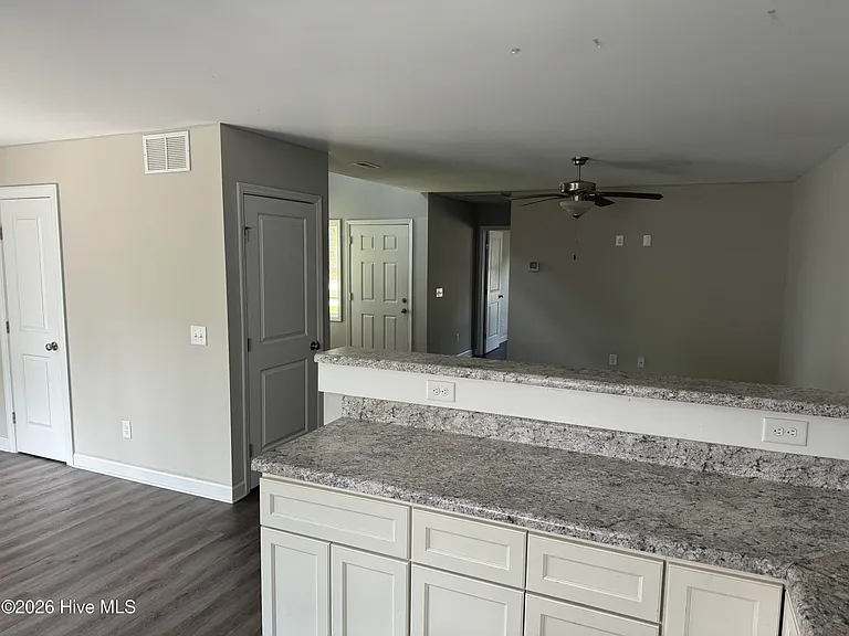 214 Jordan Ln — Photo 8