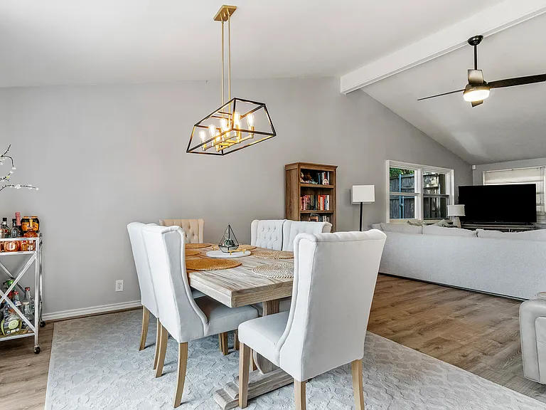 1511 Meadow View Dr — Photo 9