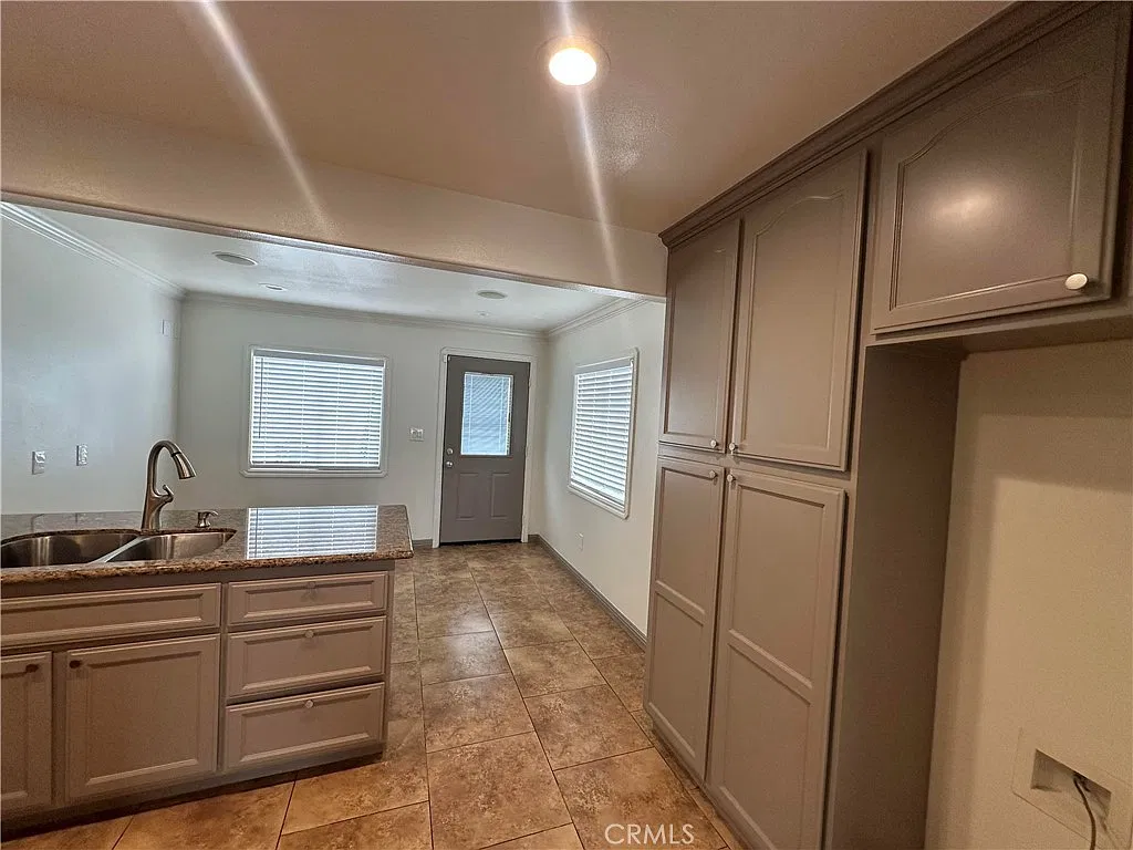 2 bed, 700 sqft, $2,500 — Photo 3
