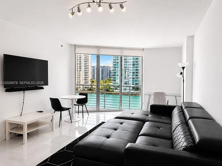 325 Biscayne Blvd #717 — Photo 2