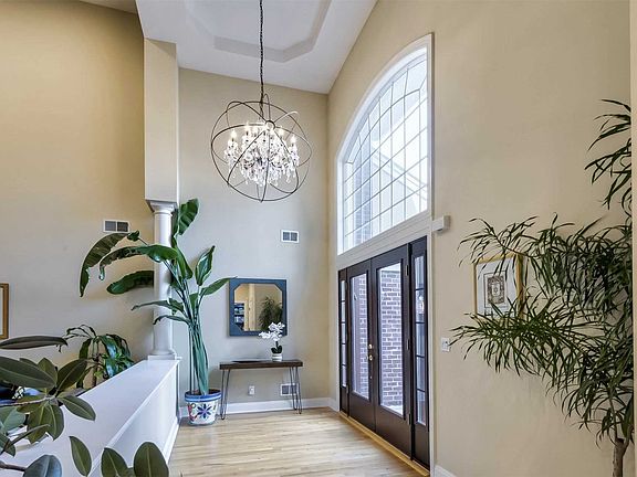 3rd image of 19 Wilkshire Cir