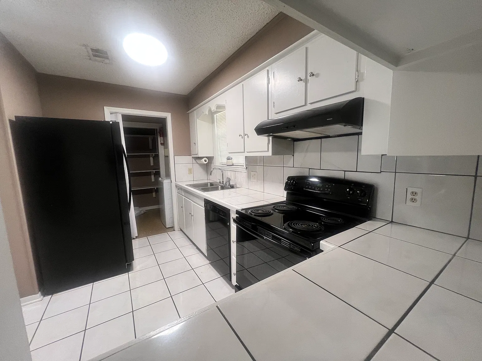 3 bed, 1.5 bath, 1026 sqft, $1,100 — Photo 2