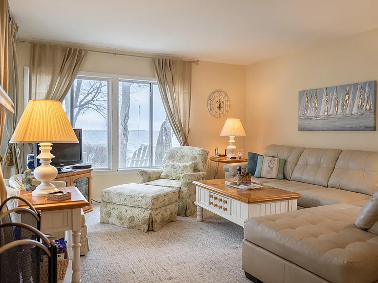 2537 Lakefront Dr — Photo 4