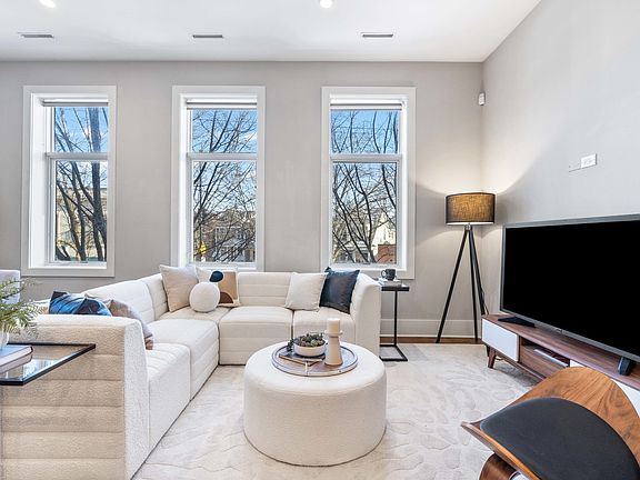 5th image of 1740 W Cornelia Ave #203