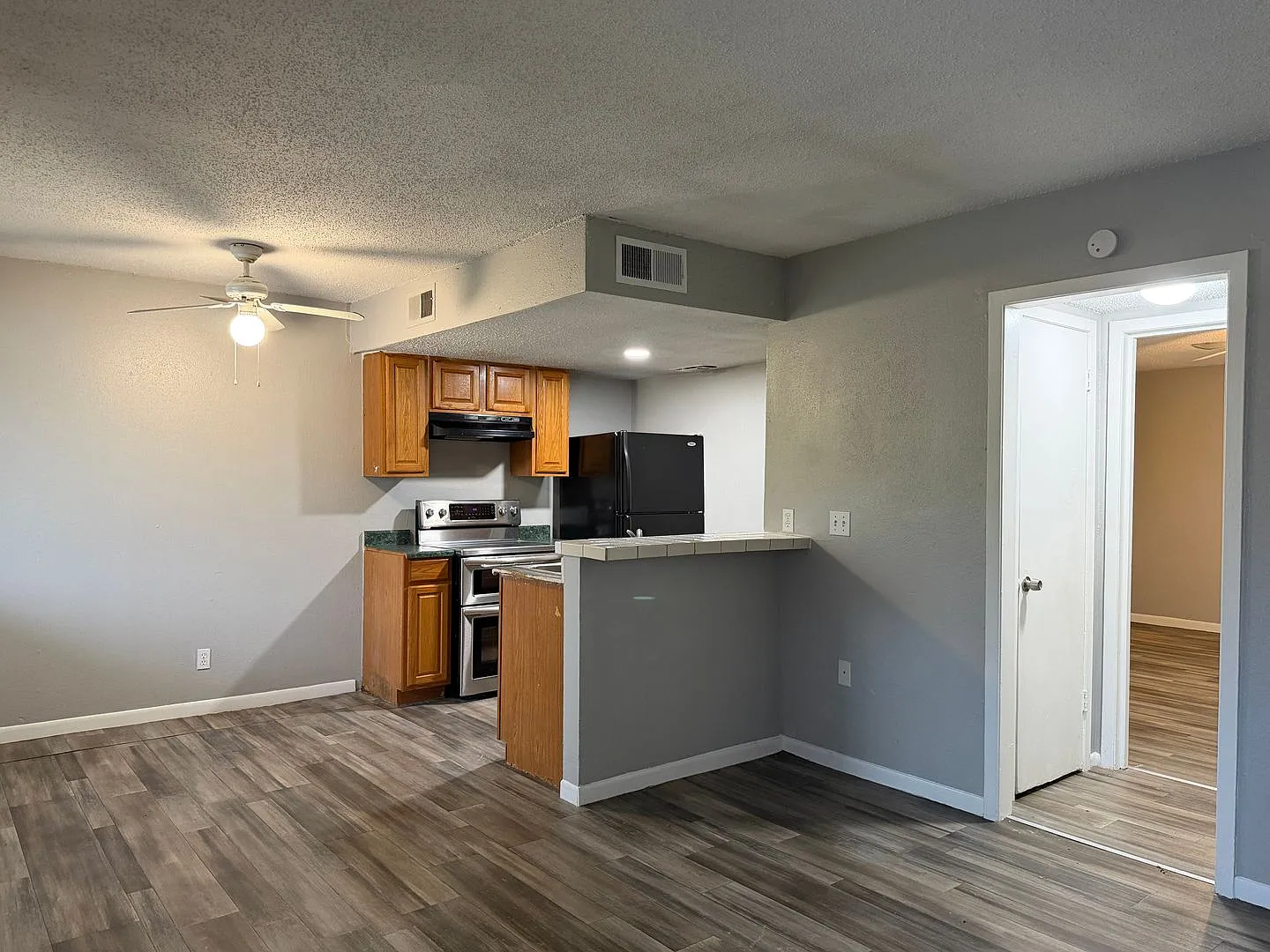 1-Bedroom Apartment Near St. Mary — Photo 2