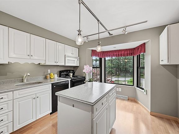 3rd image of 304 Rainprint Ln
