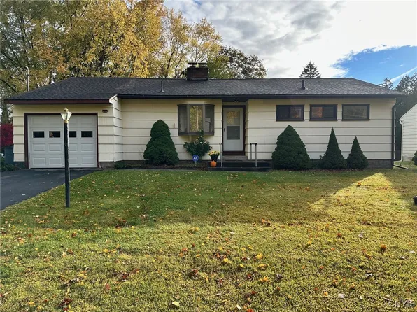 220 Palmer Dr, Fayetteville, NY 13066