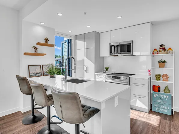2446 Shaughnessy St #406, Pt Coquitlam, BC V3C 6M4