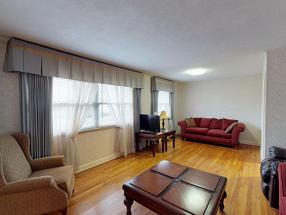 5th image of 405 Greenwood Dr