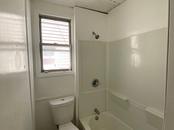 5th image of 105 Highland Ave APT 1