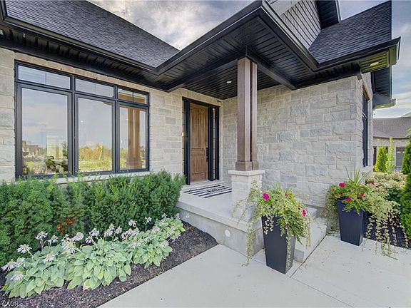 3rd image of 79 Sunset Hills Cres