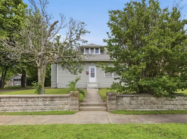 105 N 2nd St, Wagoner, OK 74467