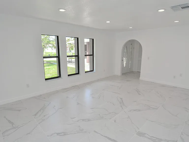 943 SE Browning Ave — Photo 10