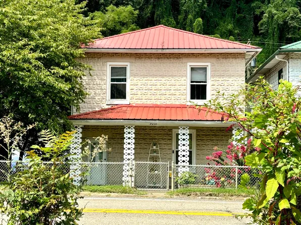 9057 Midland Trl, Glen Ferris, WV 25090