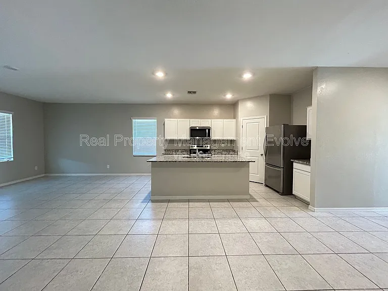 6511 W Magdalena Ln — Photo 2