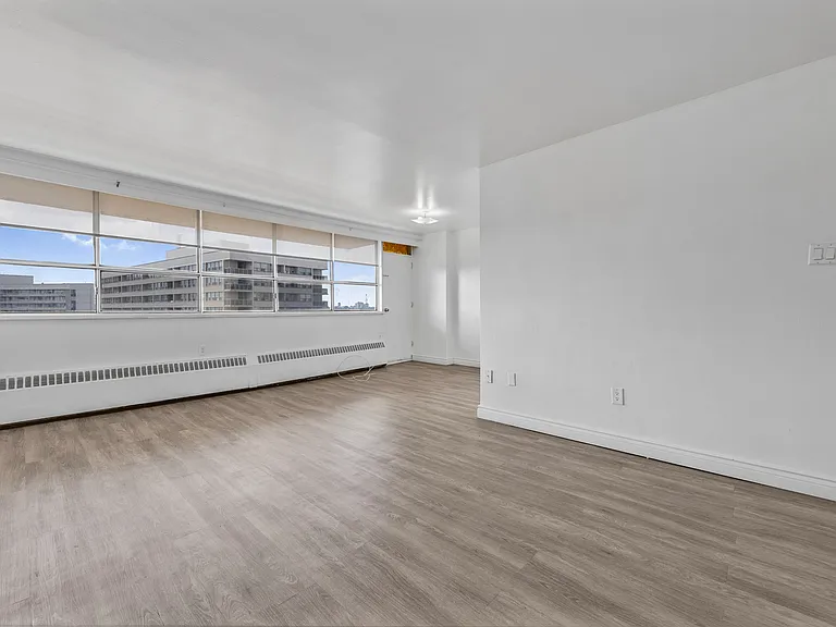 65 Thorncliffe Park Dr #1807 — Photo 5