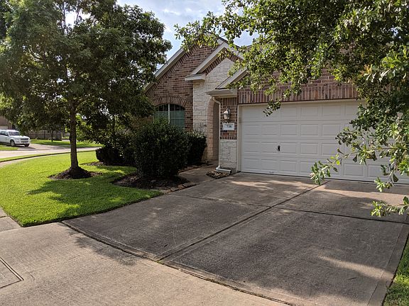Front driveway/2-car garage