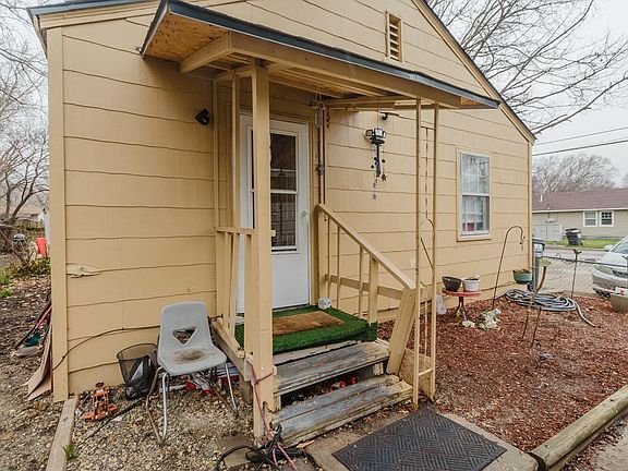 5th image of 910 & 912 S Terrace Dr