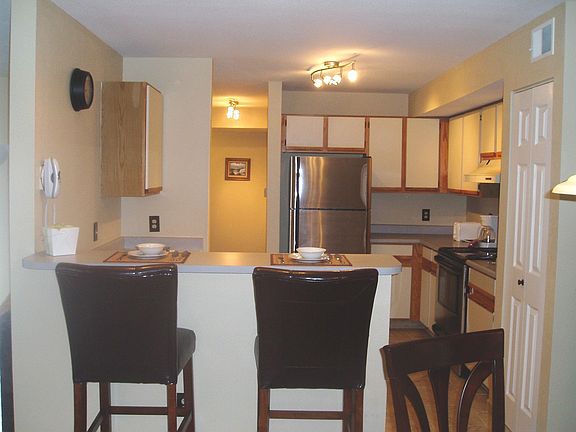 Kitch w/Bkfst Bar, pantry, Stainless, Lots of Cabinets....