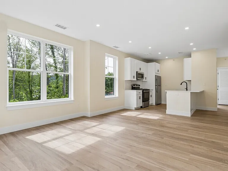 1BR, 1BA - 937SF - Kitchen and Living