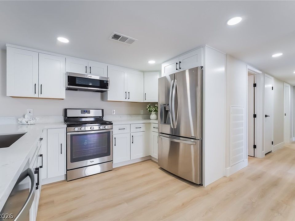 1st image of 3743 Colonial Dr