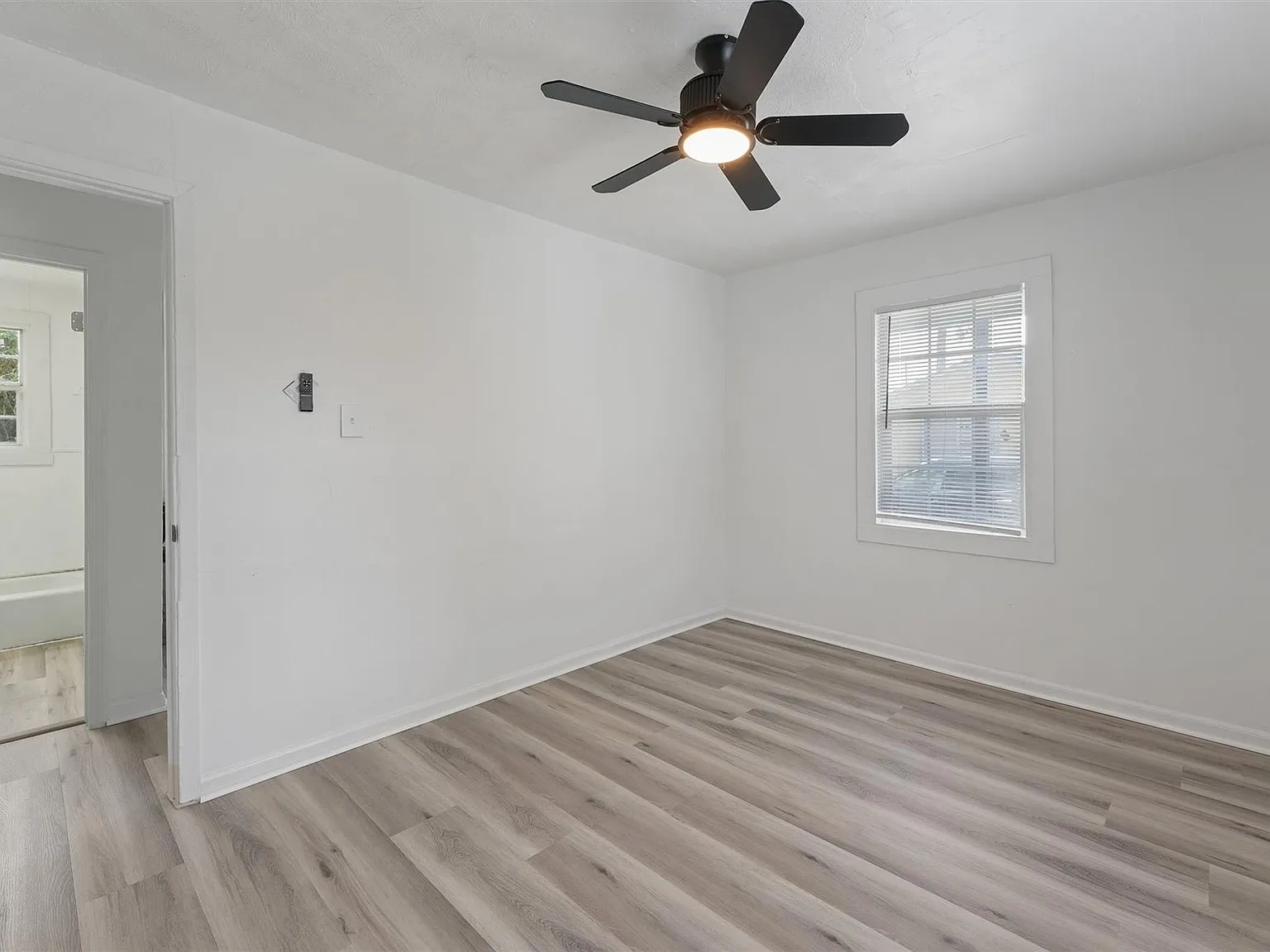 2 bed, 1.0 bath, 708 sqft, $1,075 — Photo 3