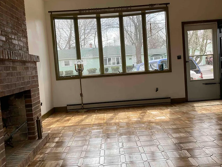 320 Leslie Dr — Photo 5