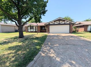 104 SW 10th St, Moore, OK 73160