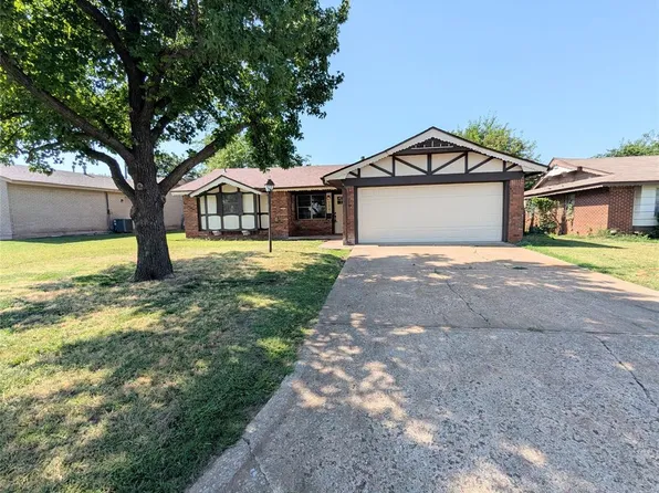 104 SW 10th St, Moore, OK 73160