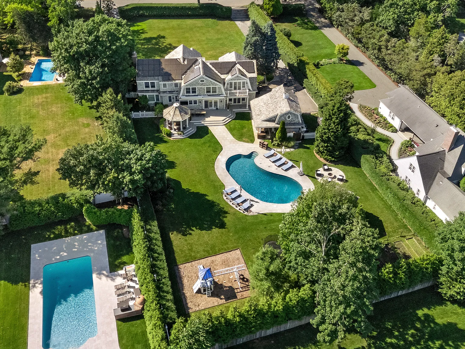 Quintessential Hamptons summer in the heart of the Village — Photo 4