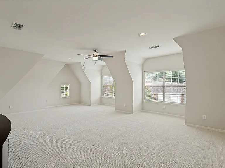 804 Waterbury Ct — Photo 32