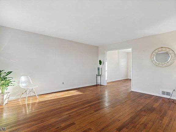 5th image of 311 Stevens Ave