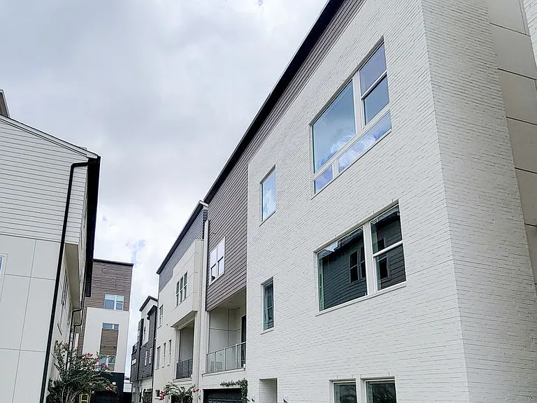 9 N Saint Charles St #B — Photo 2