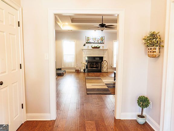 3rd image of 304 Victoria Cir