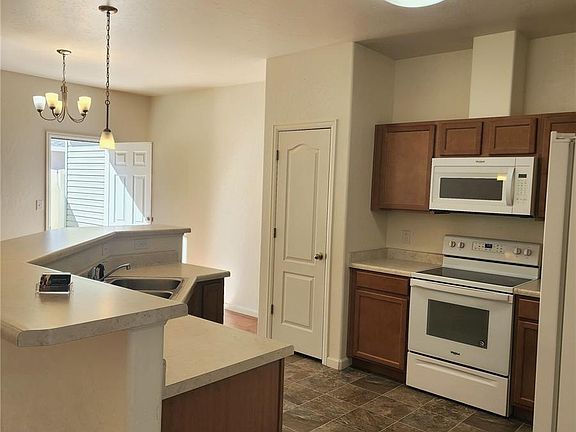 4th image of 621 Zenith Lane #F