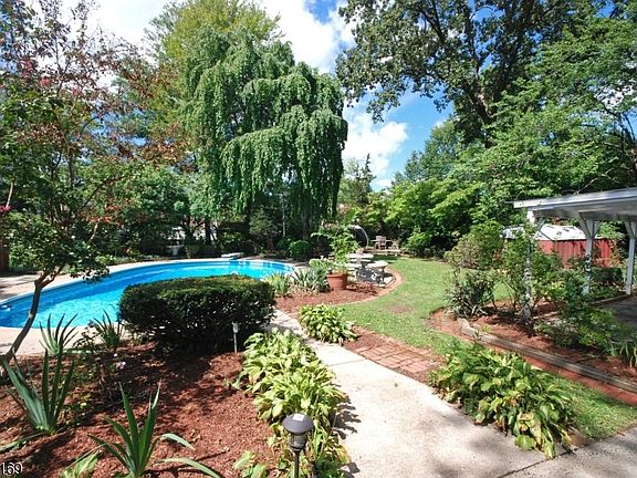 2nd image of 42 Oak Ridge Rd