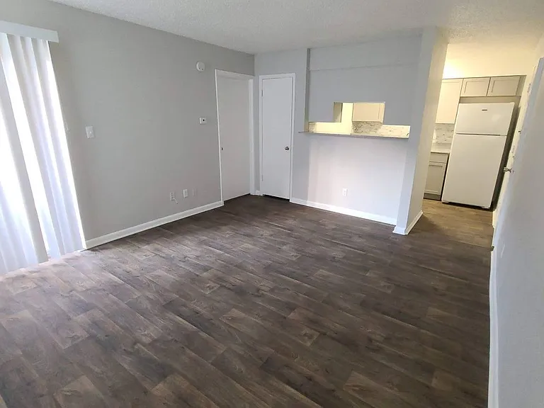 West Wind Apartments — Photo 8