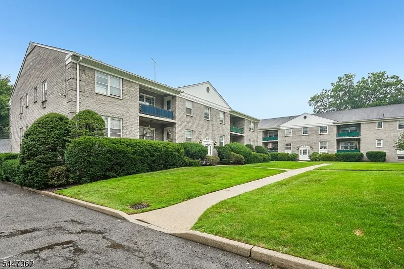 1 bed, 1.0 bath, $2,400 — Photo 3