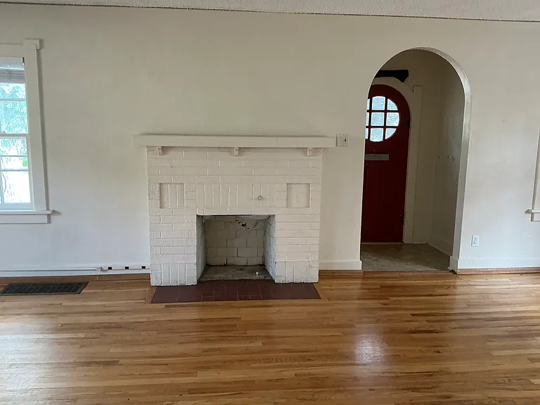 314 E 3rd Ave — Photo 24