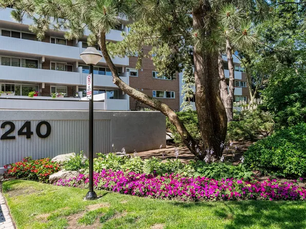 240 Scarlett Rd #1304, Toronto, ON M6N 4X4