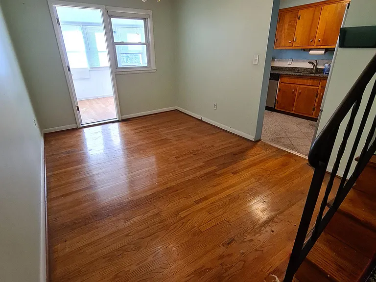 1141 Gloria Ave — Photo 4