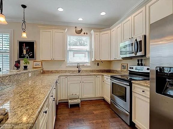 2nd image of 933 Pine Grove Ave