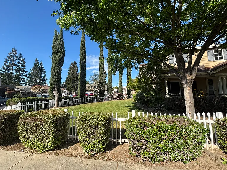 4101 Rose Parade — Photo 5