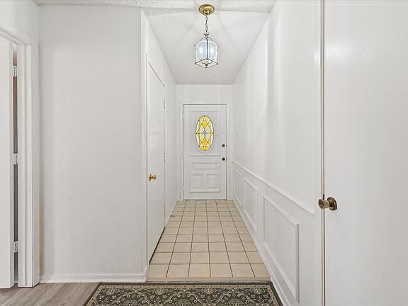 4th image of 1105 Lakeview Dr