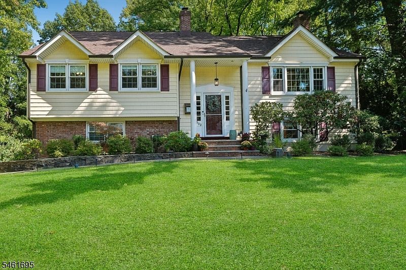 1st image of 302 Woods End Rd