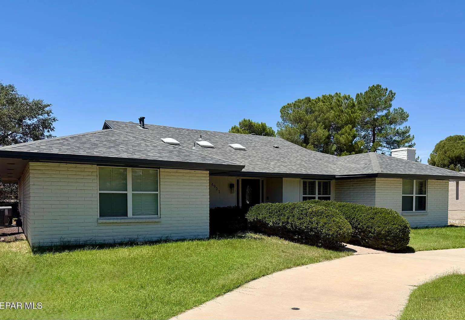 3 bed, 2.5 bath, 2336 sqft, $2,600 — Photo 2