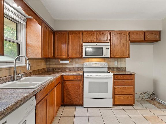 5th image of 18907 E 18th Ter N