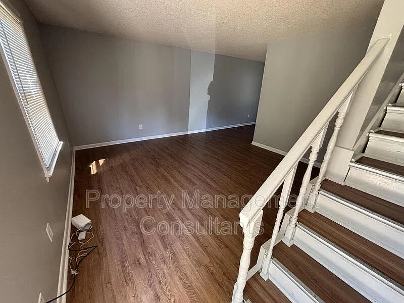 2 bed, 1.0 bath, 950 sqft, $1,200 — Photo 2